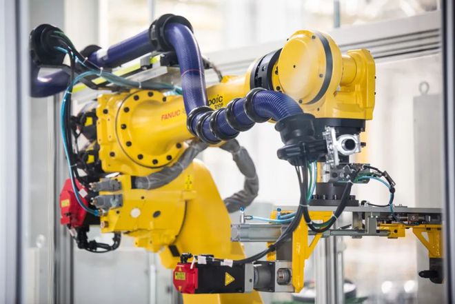 發(fā)動(dòng)機(jī)技術(shù)革新與市場(chǎng)動(dòng)態(tài) 新一代蒙迪歐上市與榮威GS61、特斯拉Roadster新進(jìn)展